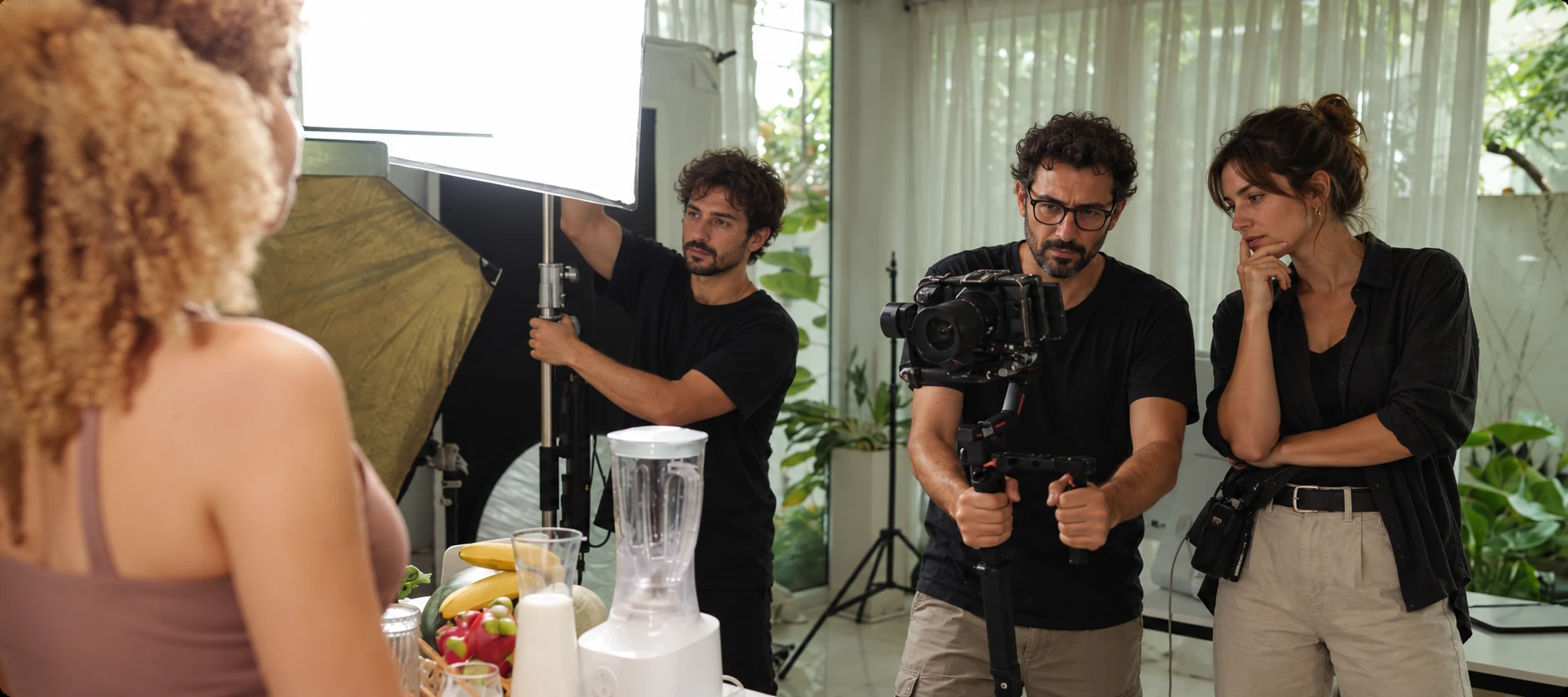 Team italiano durante una produzione video nello studio GINKGOSAIT